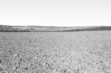 İsrail çölünde siyah beyaz kaya oluşumlarının nefes kesici manzarası. Yalnızlık, umutsuzluk ve depresyon kavramı olarak cansız ve ıssız bir sahne..