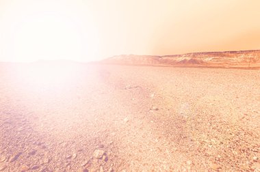 İsrail çölündeki kaya oluşumlarının nefes kesici manzarası şafak vakti çağdaş bir tarzda. Yalnızlık, umutsuzluk ve depresyon kavramı olarak cansız ve ıssız bir sahne..