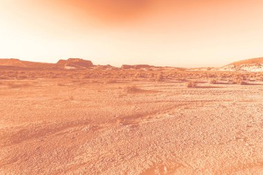 İsrail çölündeki kaya oluşumlarının nefes kesici manzarası şafak vakti çağdaş bir tarzda. Yalnızlık, umutsuzluk ve depresyon kavramı olarak cansız ve ıssız bir sahne..