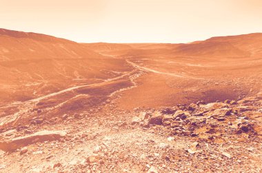 İsrail çölündeki kaya oluşumlarının nefes kesici manzarası şafak vakti çağdaş bir tarzda. Yalnızlık, umutsuzluk ve depresyon kavramı olarak cansız ve ıssız bir sahne..