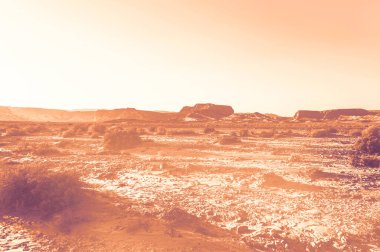 İsrail çölündeki kaya oluşumlarının nefes kesici manzarası şafak vakti çağdaş bir tarzda. Yalnızlık, umutsuzluk ve depresyon kavramı olarak cansız ve ıssız bir sahne..