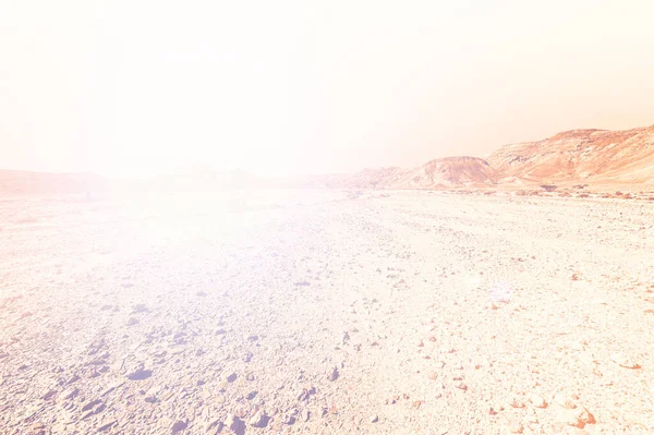 以色列沙漠中岩石形成的令人惊叹的景观是在黎明时分以现代风格出现的 作为孤独 绝望和沮丧概念的无生命和凄凉景象 — 图库照片