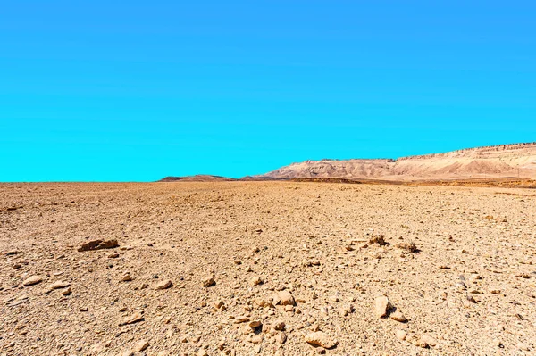 イスラエルの砂漠での岩の形成の息をのむような風景 孤独と絶望と抑うつの概念としての生と荒涼としたシーン — ストック写真