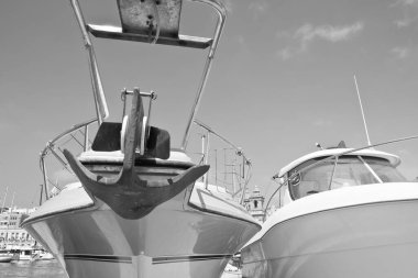 Yatlar eski şehrin arka planında Malta limanına yanaştı. Siyah beyaz resim