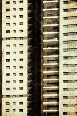 Arka arkaya armonik pencereleri olan bir ev. İsrail 'de çok katlı bir apartmanın pencere ve balkonları. Klasik stil tonlu resim