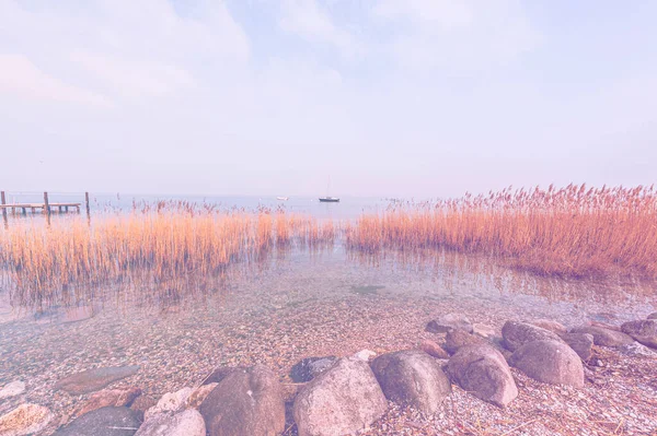 Övergiven Strand Gardasjön Italien Avsaknad Turism Blekt Färg Effekt — Stockfoto