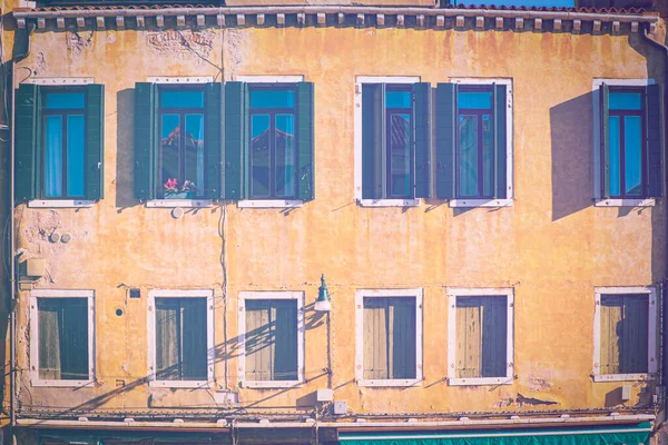 色あせた色効果でベネチアン顔のイタリア文化 ヴェネツィアは豊かで貧しい 手入れの行き届いた放棄され その窓に反映されています — ストック写真