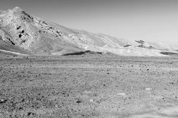 İsrail 'deki Negev Çölü' nün Rocky tepeleri. Güney İsrail 'deki kaya oluşumlarının nefes kesici manzarası. Tozlu dağlar wadiler ve derin kraterler tarafından kesildi..