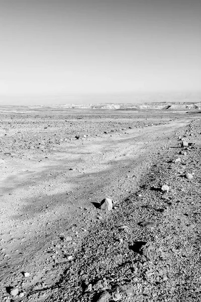 İsrail 'deki Negev Çölü' nün Rocky tepeleri. Güney İsrail 'deki kaya oluşumlarının nefes kesici manzarası. Tozlu dağlar wadiler ve derin kraterler tarafından kesildi..