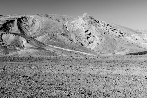 İsrail 'deki Negev Çölü' nün Rocky tepeleri. Güney İsrail 'deki kaya oluşumlarının nefes kesici manzarası. Tozlu dağlar wadiler ve derin kraterler tarafından kesildi..