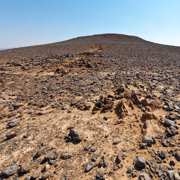 İsrail 'deki Negev Çölü' nün Rocky tepeleri. Ortadoğu 'nun nefes kesici manzarası ve doğası.