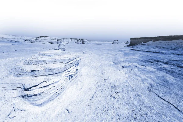 イスラエルのネゲヴ砂漠の岩の丘 南イスラエル砂漠の砂漠岩の形成の息をのむような風景 白黒写真 — ストック写真