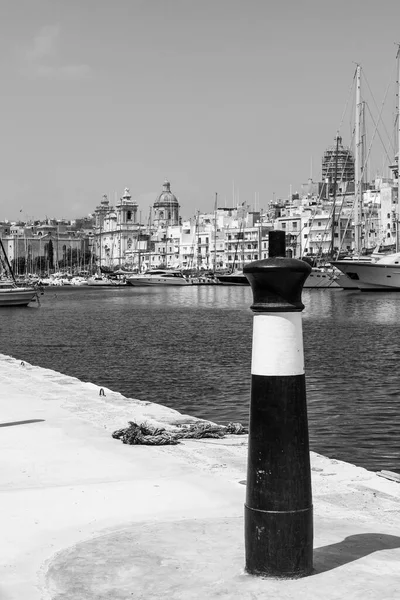 Yachter Dockade Hamnen Malta Båtar Förtöjda Rad Bakgrunden Gamla Stan — Stockfoto