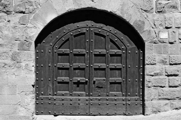 Закрытая Массивная Деревянная Дверь Италии Символ Ограничения Туризма Черно Белом — стоковое фото