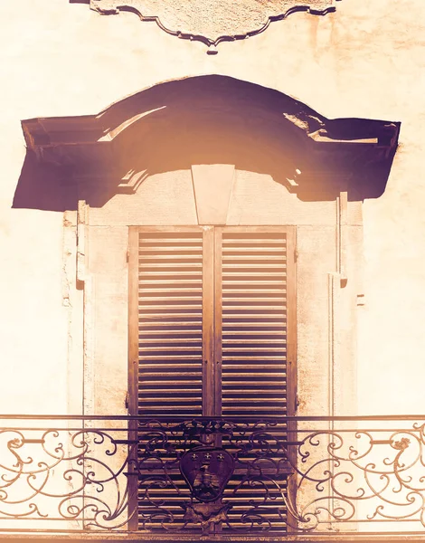 意大利城市阿雷佐的关着的百叶窗 象征着现代风格的黎明旅游受到限制 — 图库照片