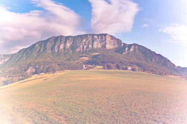 Campos Desertos Redor Fazenda Durante Quarentena Nos Alpes Franceses Efeito — Fotografia de Stock