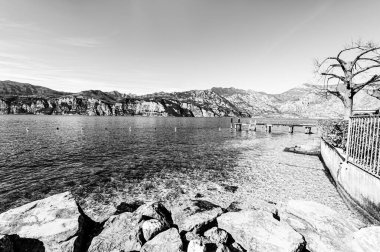 Siyah-beyaz turizm yokluğunda İtalya 'da Garda Gölü' nün ıssız kıyıları.