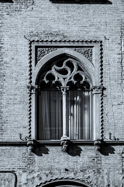 意大利的窗户是新旧美丽的地平线 它的功能和性能都是黑白相间的 — 图库照片