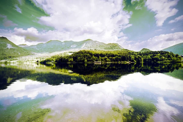 Österrikiska Landskap Med Skogar Ängar Åkrar Och Betesmarker Runt Sjön — Stockfoto