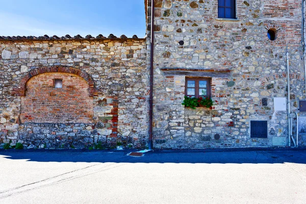 Fasad Italienskt Hus Med Stängt Fönster Dekorerat Med Färska Blommor — Stockfoto