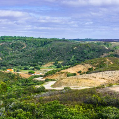 Portekiz Atlantik Okyanusu plajı. Portekiz 'in nefes kesici manzarası ve doğası, Batı Avrupa' da popüler seyahat merkezi.. 