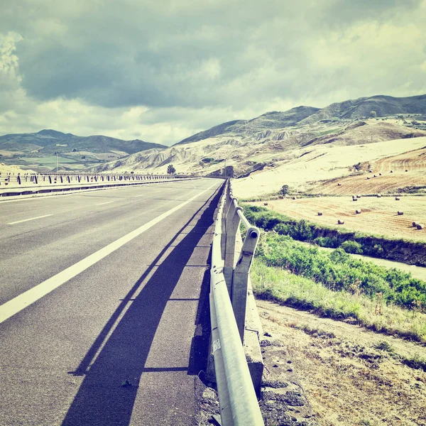 Paesaggio Della Sicilia Con Autostrada Molte Balle Fieno Effetto Instagram — Foto Stock