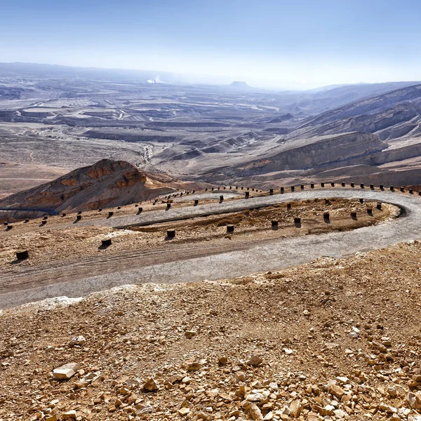 イスラエル ユダヤ山脈の砂の丘で道路を蛇行 — ストック写真