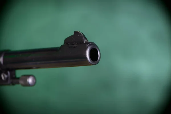 Revolver Sta Puntando Oltre Cornice Sullo Sfondo Verde Concentrati Sul — Foto Stock