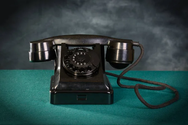 Téléphone Noir Sur Tissu Vert — Photo