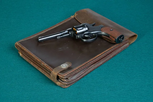 Map Case Revolver Green Cloth — Stock Photo, Image