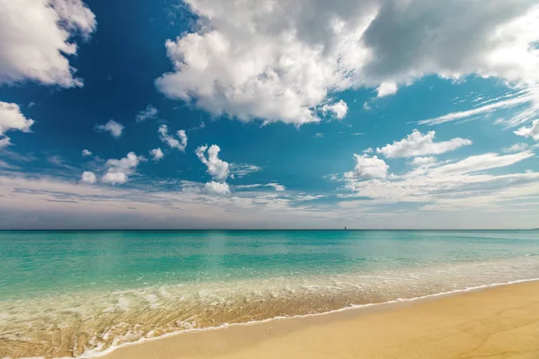 完璧な砂浜ビーチ透明穏やかな熱帯の海 — ストック写真