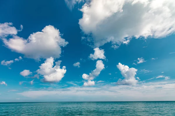 Sezon Letni Piękny Niebieski Spokojne Morze Błękitne Niebo Chmur Puszyste — Zdjęcie stockowe