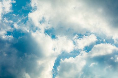 Derin mavi parlak gökyüzü bulutlar arka plan ile