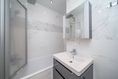 Küçük bej döşeme banyo banyo ve lavabo