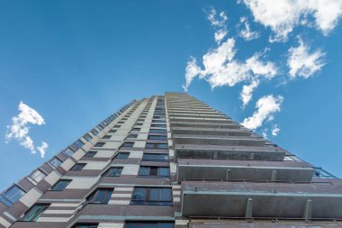 Mavi gökyüzü ile modern Bina dış düşük açılı görünüş