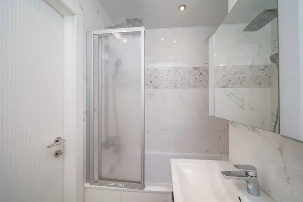 小米色瓷砖浴室带浴缸和水槽 — 图库照片