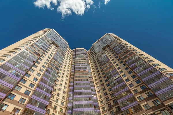 Moderna Vista Exterior Bajo Ángulo Del Edificio Con Cielo Azul —  Fotos de Stock