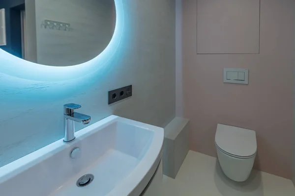Uma Sanita Casa Banho Banheiro Com Pia Espelho — Fotografia de Stock