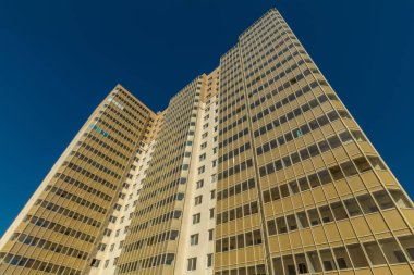 Mavi gökyüzü ile modern Bina dış düşük açılı görünüş