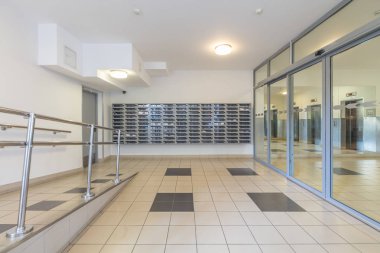 Yeni apartmanın boş posta kutuları ve kapıları.