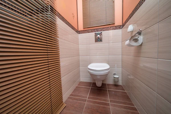 バスルームのトイレのボウル 茶色のタイルの装飾とトイレ — ストック写真