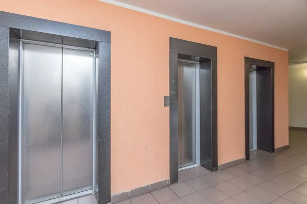 Lege Moderne Lift Lift Met Gesloten Metalen Deuren — Stockfoto