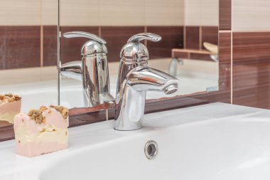 Modern musluk ve banyo seramik lavabo yakın çekim