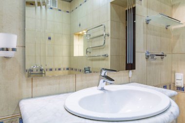 Modern musluk ve banyo seramik lavabo yakın çekim