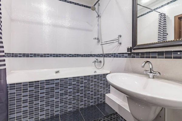 小灰瓦浴室配有浴缸管和水槽 — 图库照片