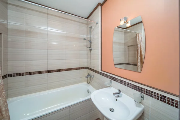 Pequeño Baño Azulejos Beige Con Tubo Baño Lavabo — Foto de Stock