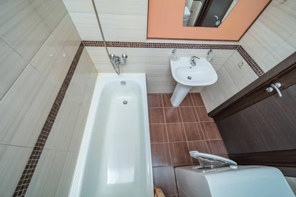 Kleines Beigefarbenes Badezimmer Mit Waschbecken Und Waschmaschine — Stockfoto