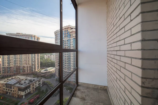 Liten Balkong Inredning Modern Lägenhetsbyggnad — Stockfoto