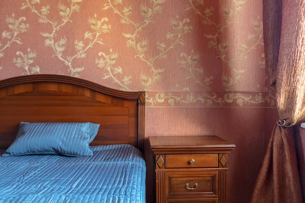 床上枕头和床头柜在舒适舒适的卧室 — 图库照片