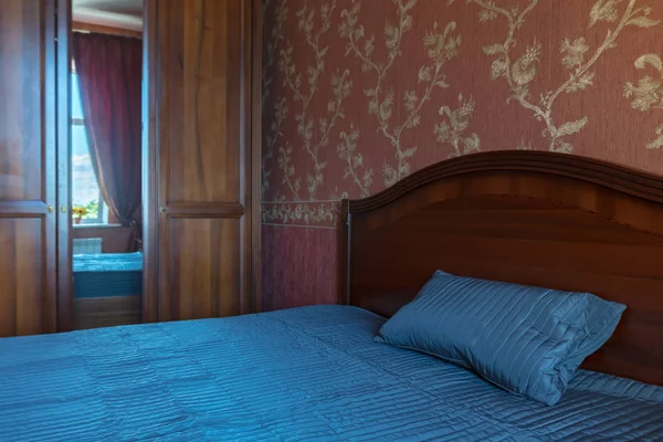 床上枕头和衣柜在舒适舒适的卧室 — 图库照片